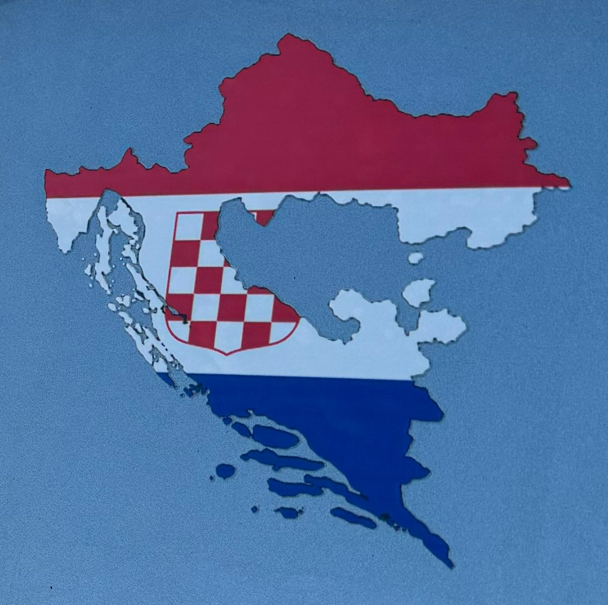 domolubna naljepnica koja prikazuje Hrvatsku s prvim vijelim poljem, namjenjeno za sve domoljube i dijasporu,vrhunska kvaliteta
