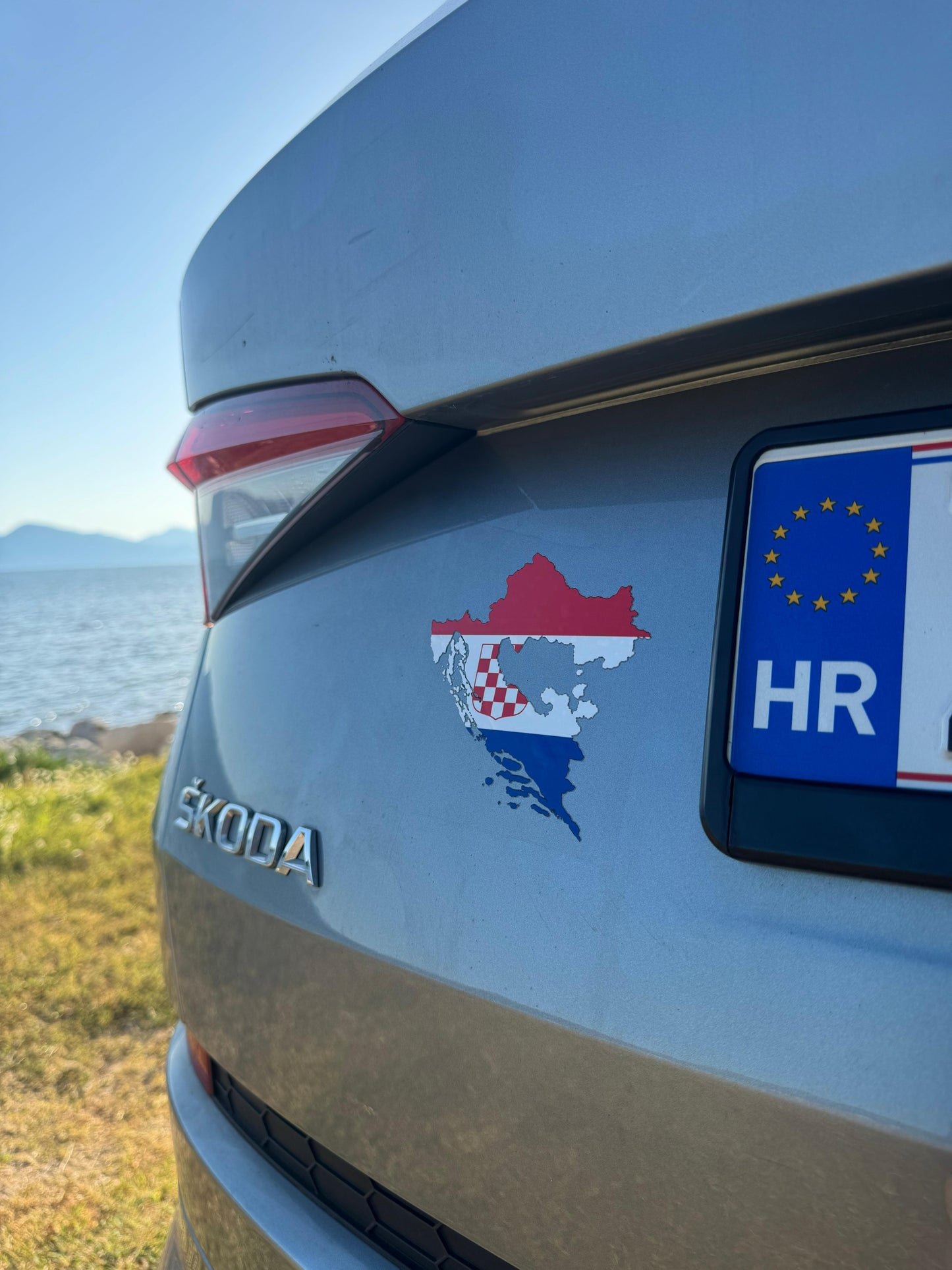 hrvatska škoda kodiaq s domoljubnom naljepnicom, na kojoj su hrvatska i herceg bosna u vrhunskoj kvaliteti